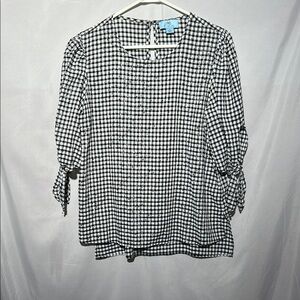 CeCe Black and White Relaxed Blouse with 3/4 Cuffed Sleeves -S Preowned